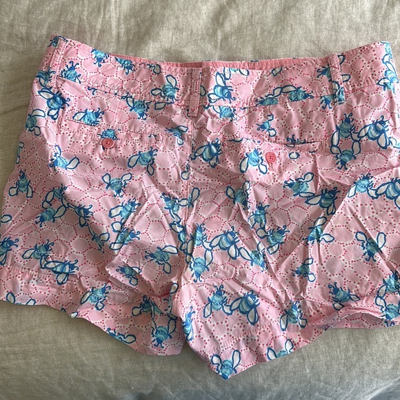 Lilly Pulitzer bee print short - Picture 2 of 3